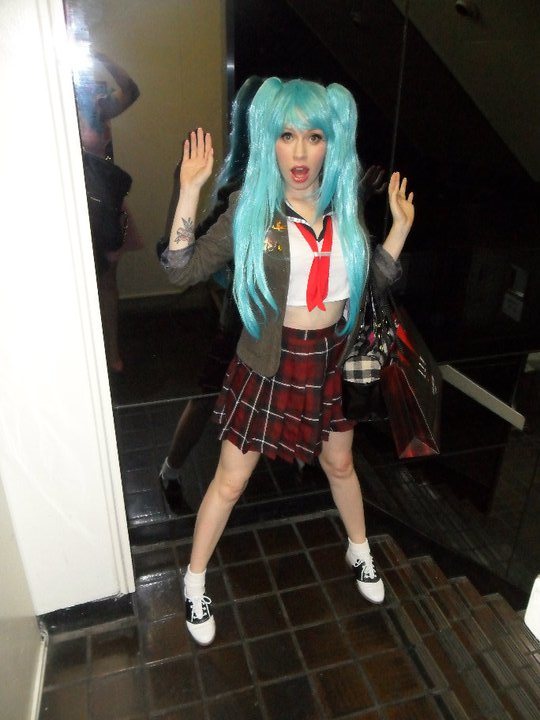 alex sim-wise-in-her-blue-wig-outfit