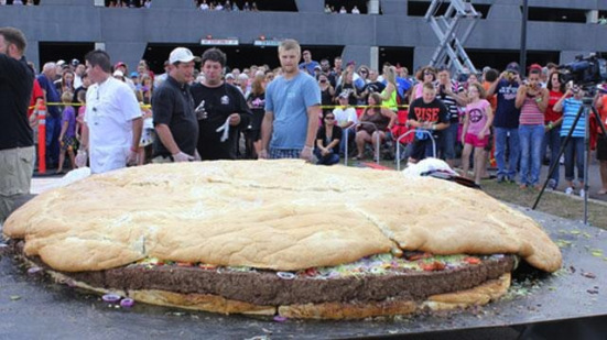 world's largest bacon cheeseburger