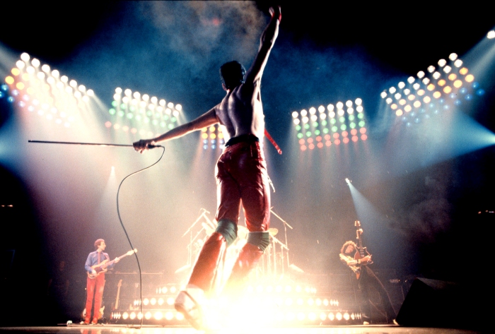 queen-performing-on-stage-wallpaper