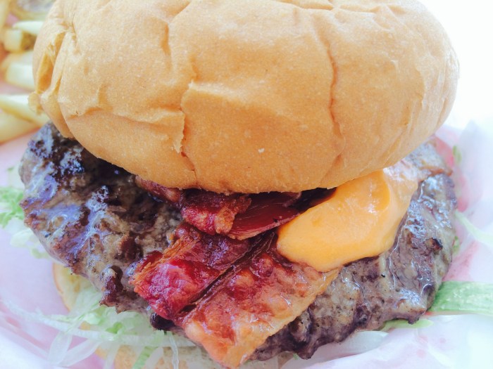 Muskie's bacon cheesebuerger