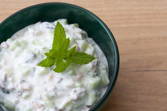 Cucumber yoghurt with raisins