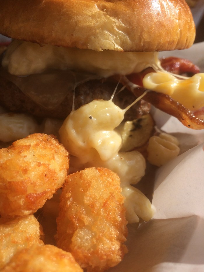 Bacon burger with tots and mac'n'cheese