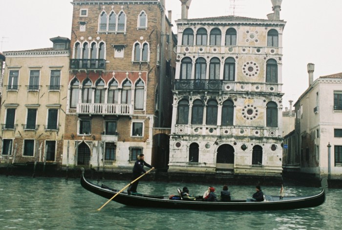 Classic Venice buildings an dgondola