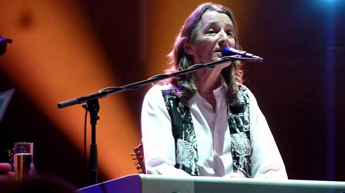 Roger Hodgson performing