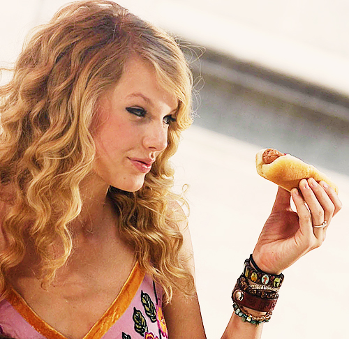 Taylor Swift hot dog