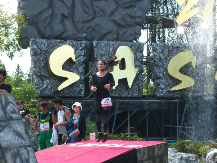 Olivia Munn runs Ninja Warrior course