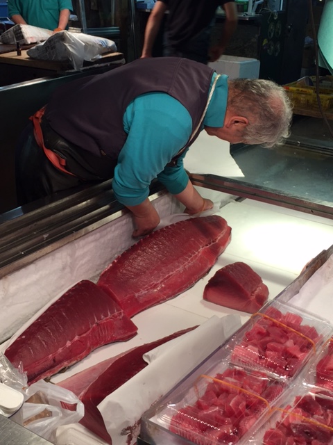 giant tuna tokyo fish market