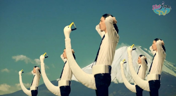 fake-swan-celphone-holder