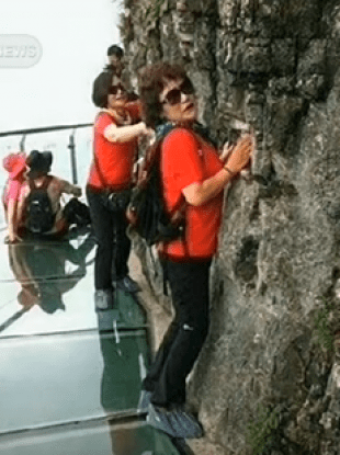 china-glass-walkway-shatter-2-310x415