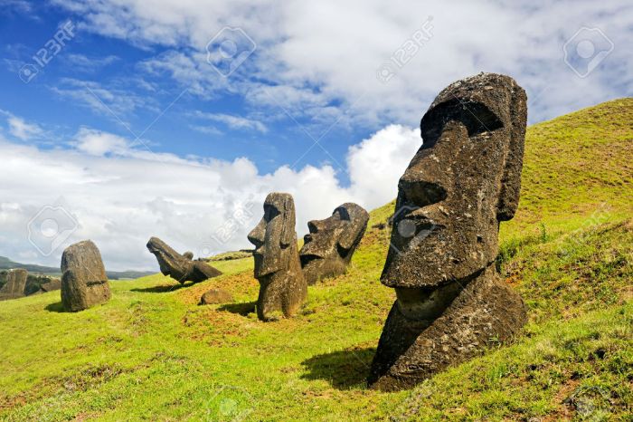 moais-in-rapa-nui-national-park-on-the-slopes-of-rano-raruku-volcano-on-easter-island-chile-stock-photo