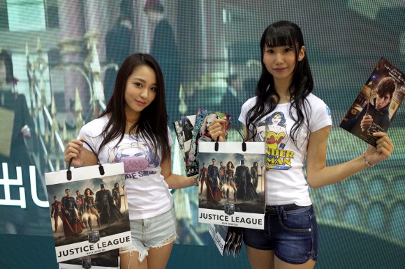 tokyo-comic-con-booth-babes