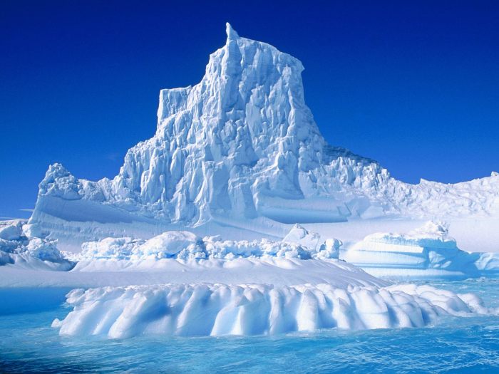 eroded-iceberg-in-the-lemaire-channel-antartica-23340741-1600-1200