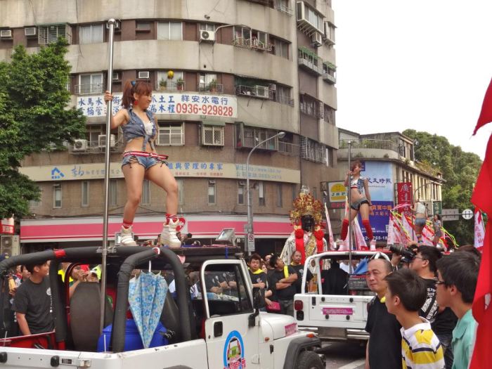 taiwan-funeral-with-pole-dancing