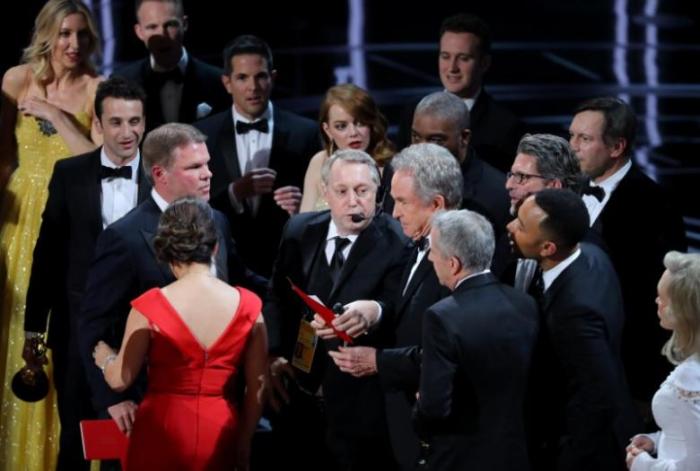 Warren Beatty holds the card for the Best Picture Oscar awarded to "Moonlight," after announcing by mistake that "La La Land" was winner. REUTERS/Lucy Nicholson