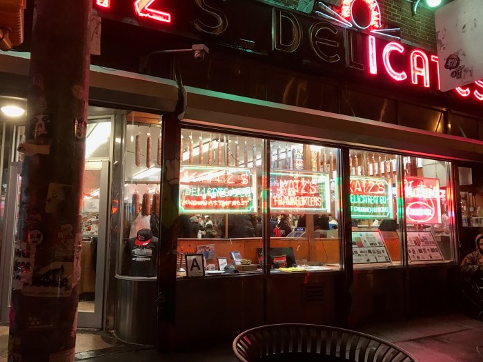 entrance-to-katzs-restaurant-nyc