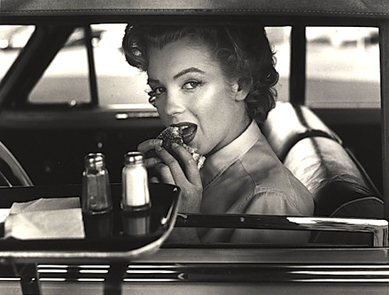 marilyn-monroe-eats-a-burger