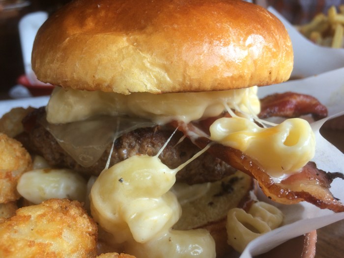 Bacon burger with mac'n'cheese and tater tots